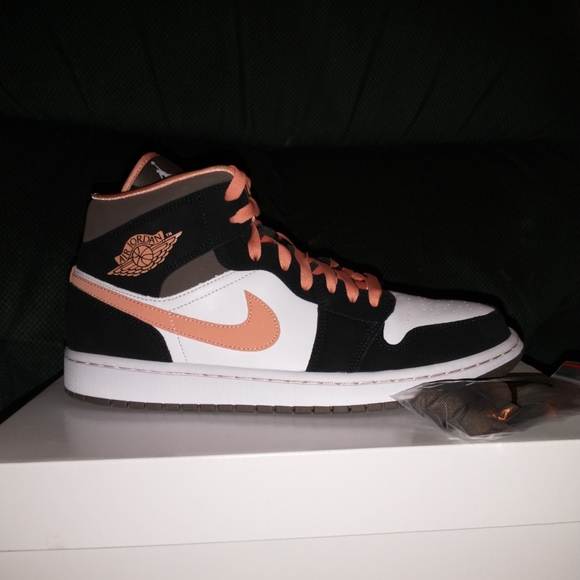 Brand New jordan 1 mid - Picture 1 of 3